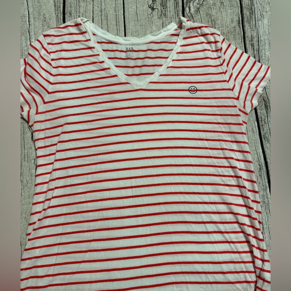 GAP Women’s favorite tee short sleeve top, V-neck
